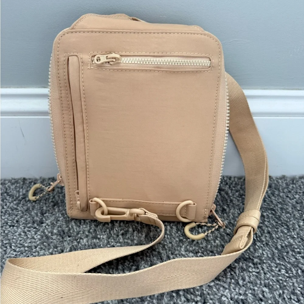 BEIS sport sling in beige - Picture 2 of 5